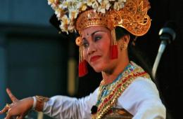 photo of dancer in traditional Balinese outfit