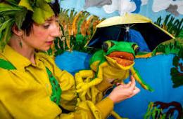 picture of puppeteer performing with frog puppet